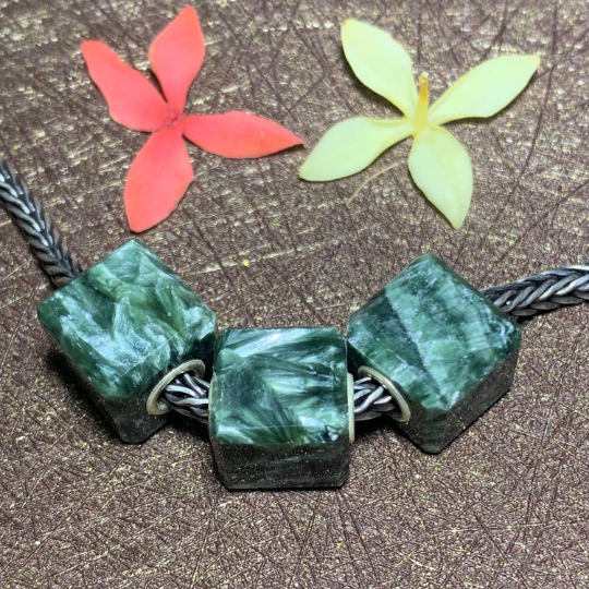 Elegant Ampearlbeads Cube Shape Green Charoite Beads Silk Seraphinite Square Beads for European Pandora Trollbeads Bracelets or Bangles