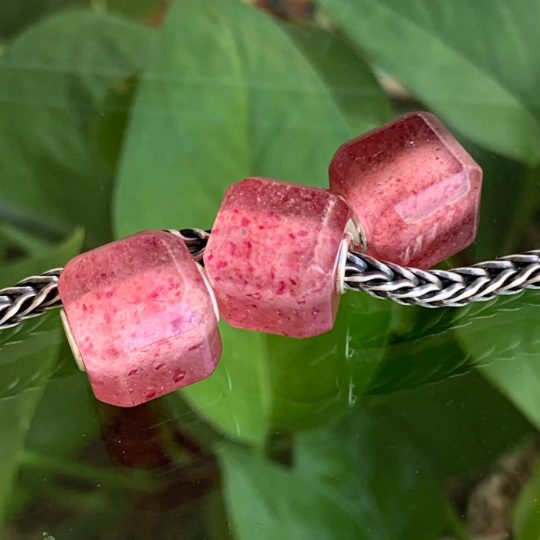 Unique Ampearlbeads Cube Shape Green Strawberry Quartz Red Strawberry Quartz Beads with Silver Core for European Bracelets or Bangles