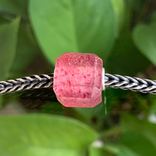 Unique Ampearlbeads Cube Shape Green Strawberry Quartz Red Strawberry Quartz Beads with Silver Core for European Bracelets or Bangles