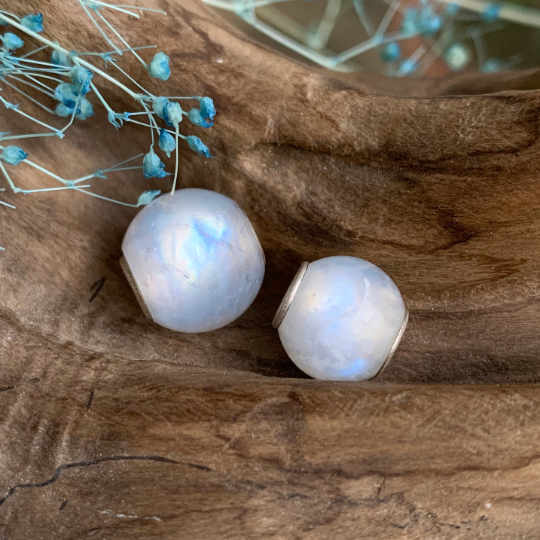 Romantic Ampearlbeads Mini Round White Moonstone Beads with Silver Core for European Bracelets or Bangles