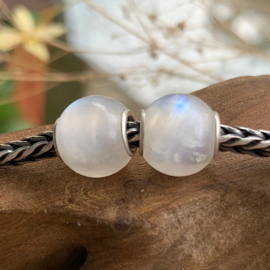 Romantic Ampearlbeads Mini Round White Moonstone Beads with Silver Core for European Bracelets or Bangles