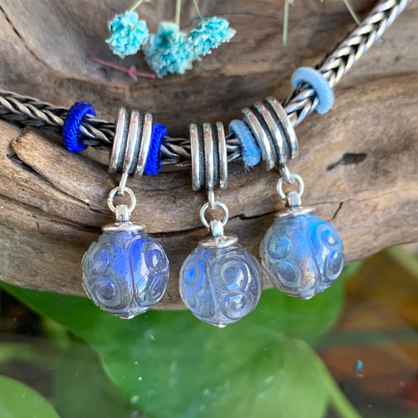 Ampearlbeads Round Carved Labradorite Beads Silver Dangle Mini 10mm Labradorite gemstone Charm Beads Glass Beads Spacer for European Charm Bracelets