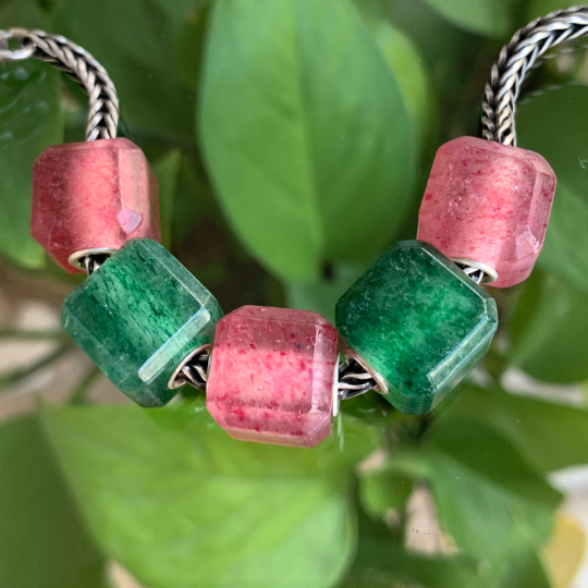 Unique Ampearlbeads Cube Shape Green Strawberry Quartz Red Strawberry Quartz Beads with Silver Core for European Bracelets or Bangles