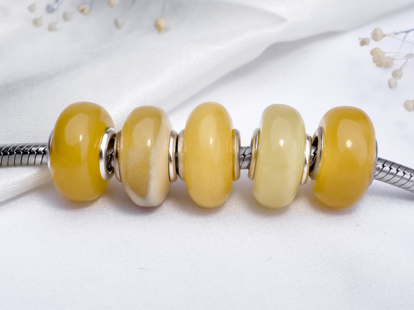 yellow and white flat amber 4